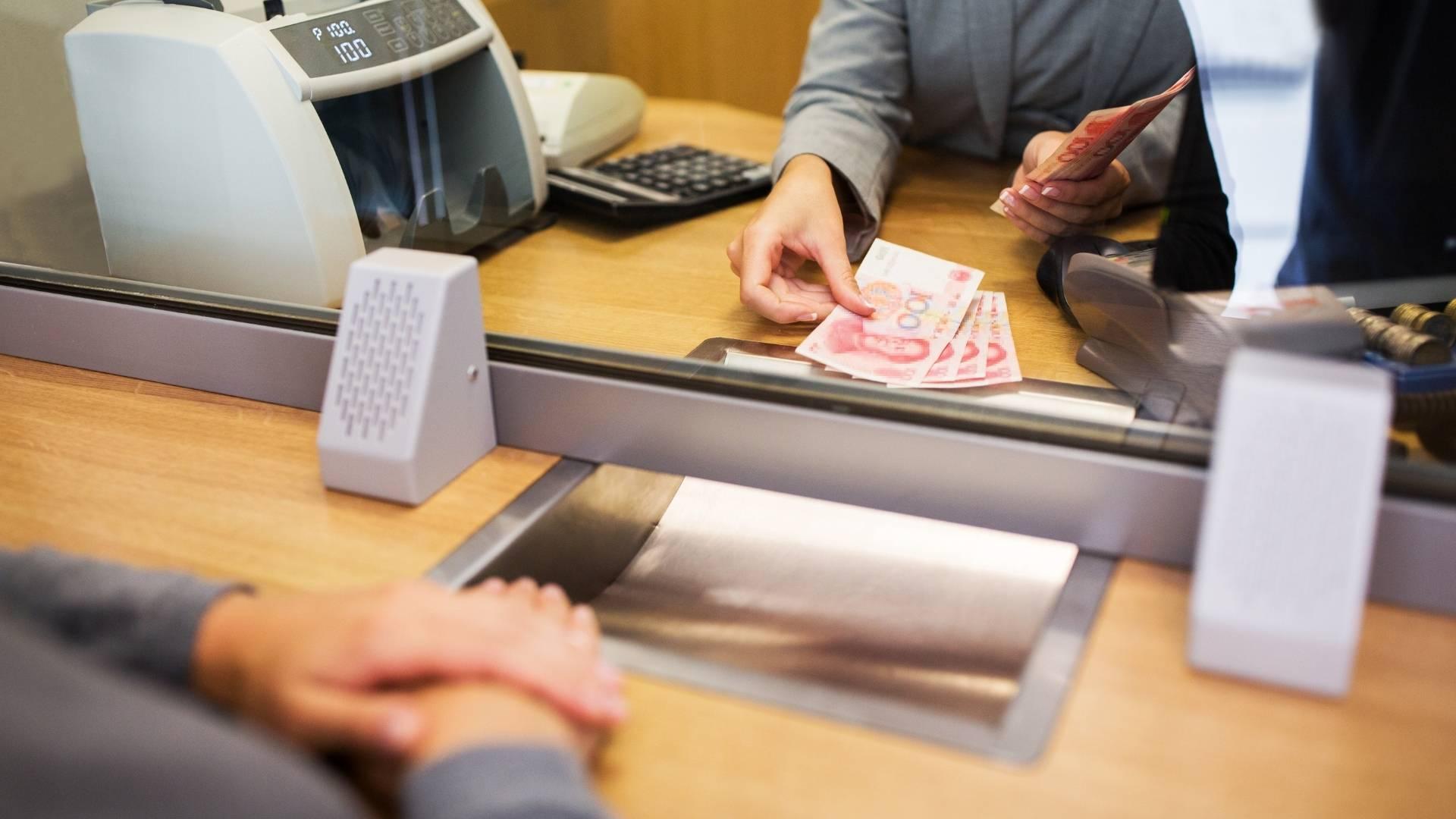A teller counting foreign banknotes at the Elysee Exchange service counter